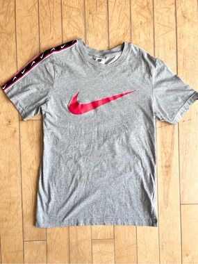 Nike 100% Cotton Grey Swoosh Logo T-Shirt with Branded Sleeve Tape Size Small